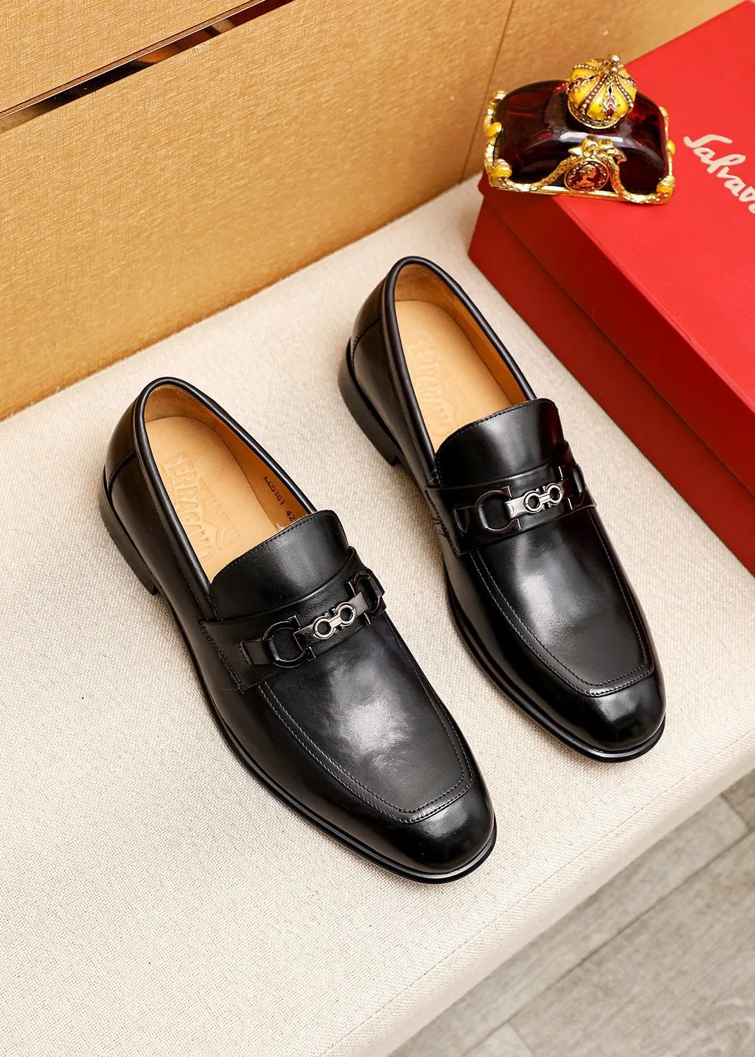 Men's shoes 💰462 💐 Product trademark: Ferragamo "Ferragamo" casual leather shoes Regular size: 38-44 (45.46.47🉑️Customized) Product materials: Selected imported calfskin upper + classic hardware buckle, imported water-dyed cow leather lining. Strong three-dimensional visual effect, original outsole color: 1⃣️color optional